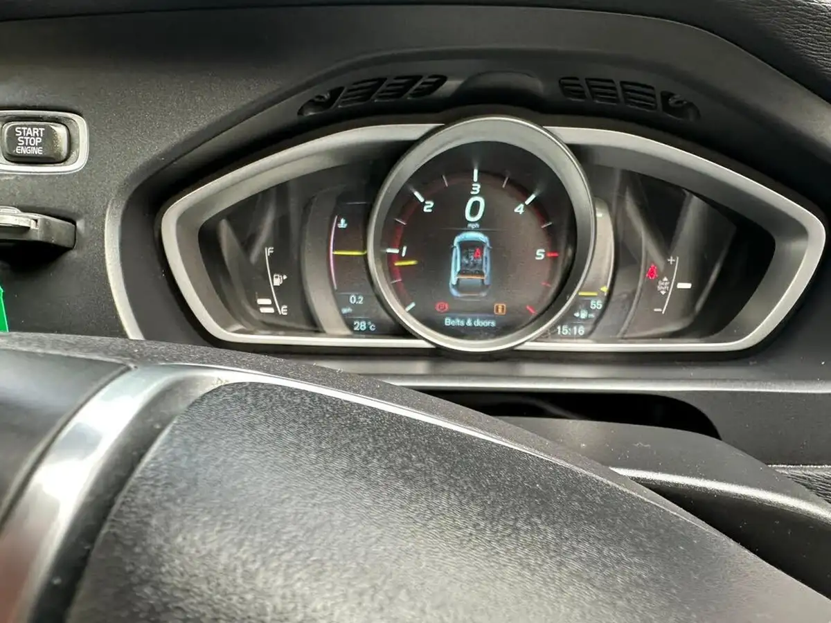 2013-volvo-v40-20td-d4-r-design-big-25