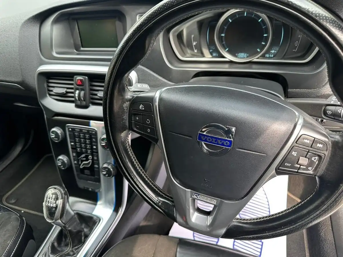 2013-volvo-v40-20td-d4-r-design-big-21