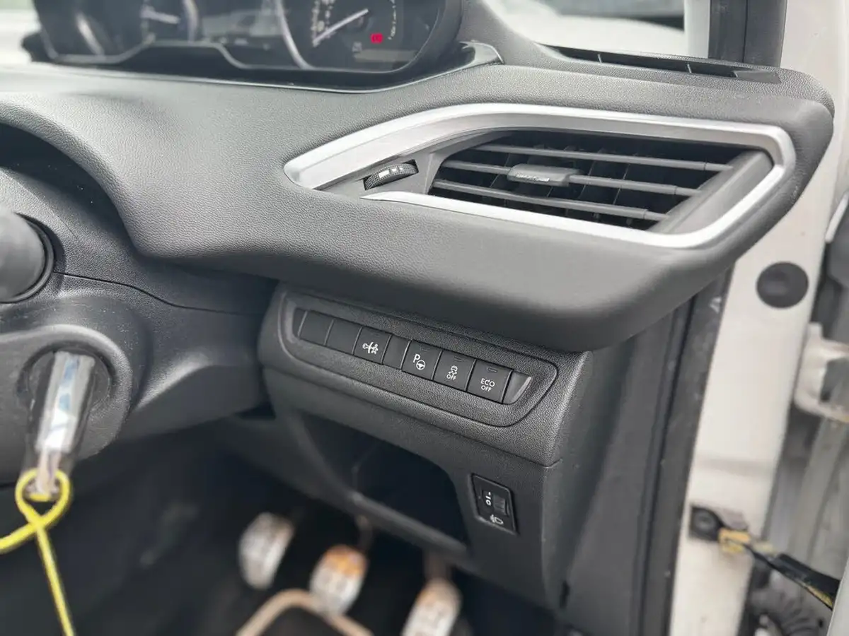 2014-peugeot-208-16e-hdi-roland-garros-big-17