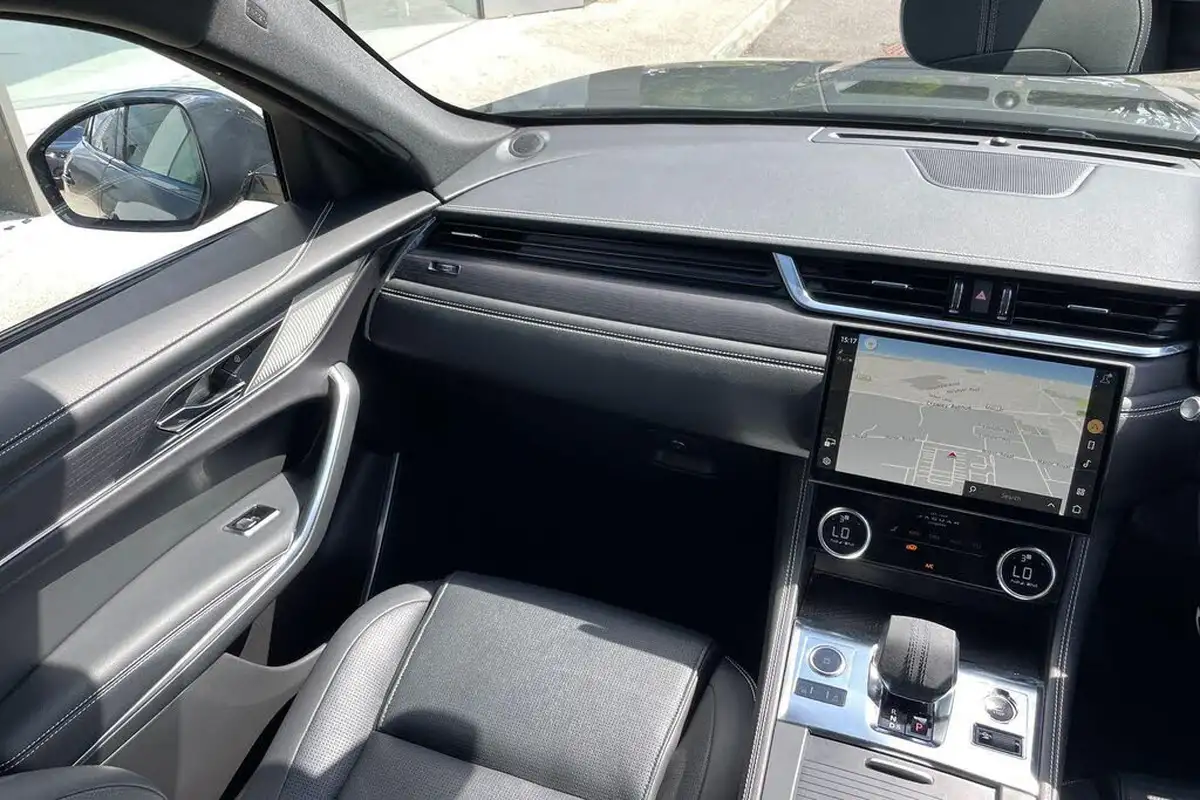 2022-jaguar-f-pace-20-p250-r-dynamic-black-big-16