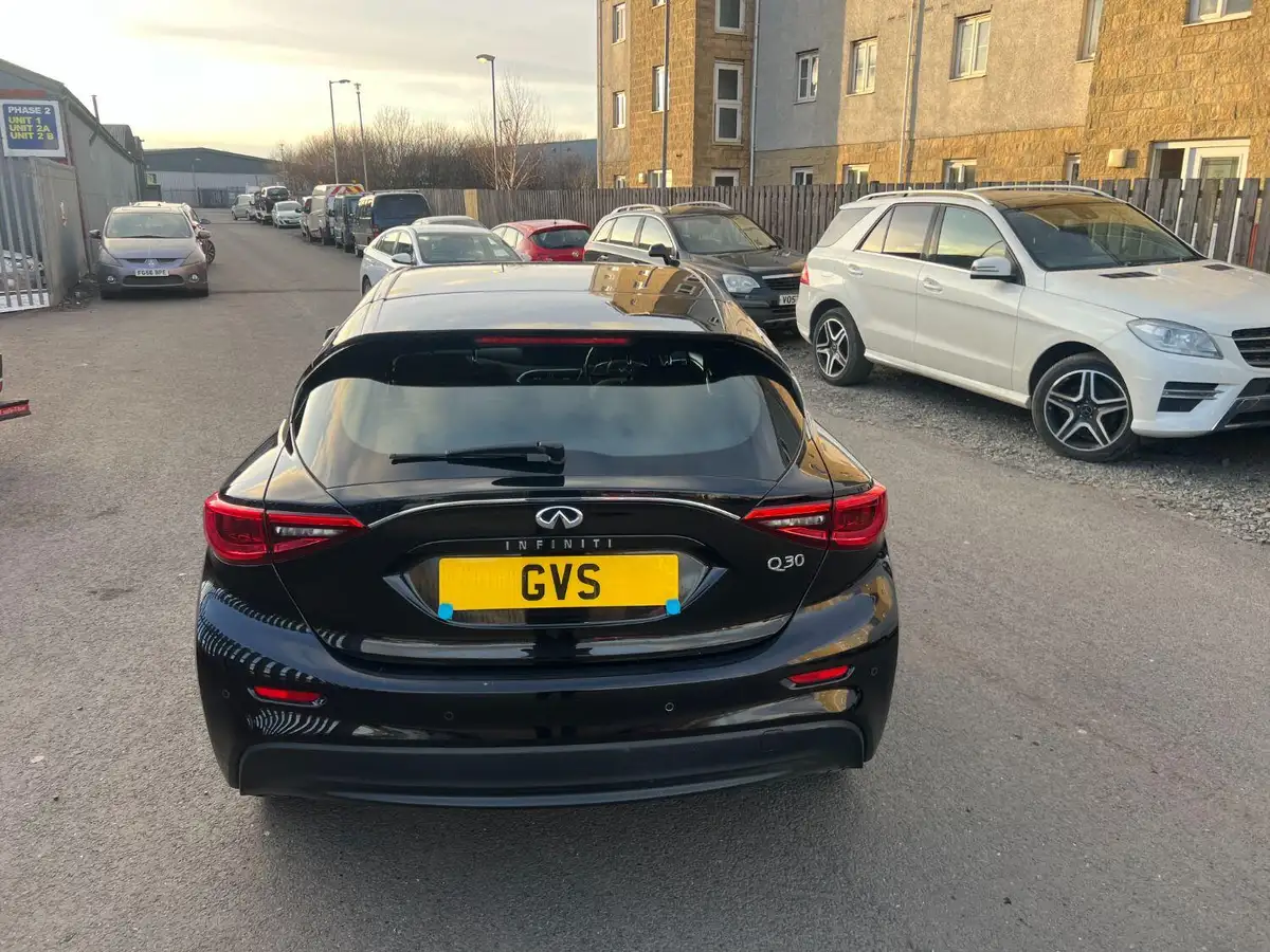 2017-infiniti-q30-15d-se-big-3