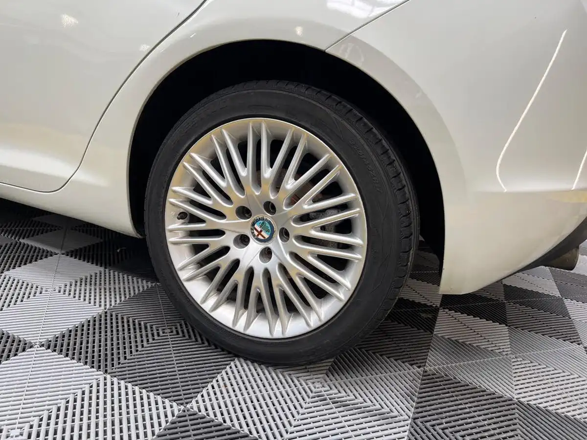 2015-alfa-romeo-giulietta-14-tb-business-edition-big-10