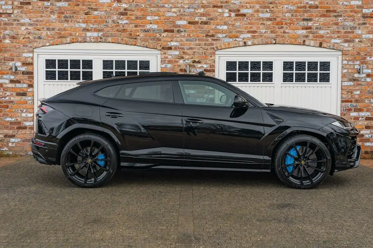 2021-lamborghini-urus-40-no-trim-big-24