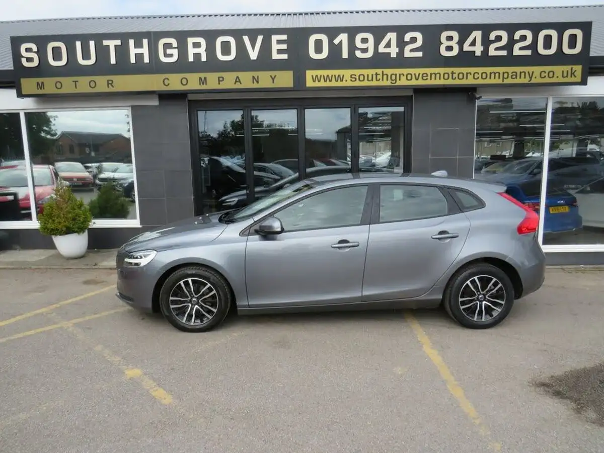 2018-volvo-v40-20-t2-momentum-big-15