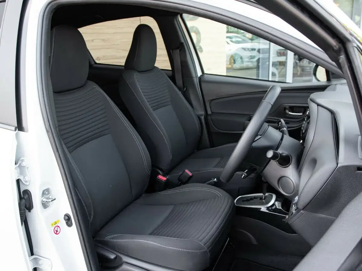 2018-toyota-yaris-15-vvt-i-grey-bi-tone-hybrid-big-28
