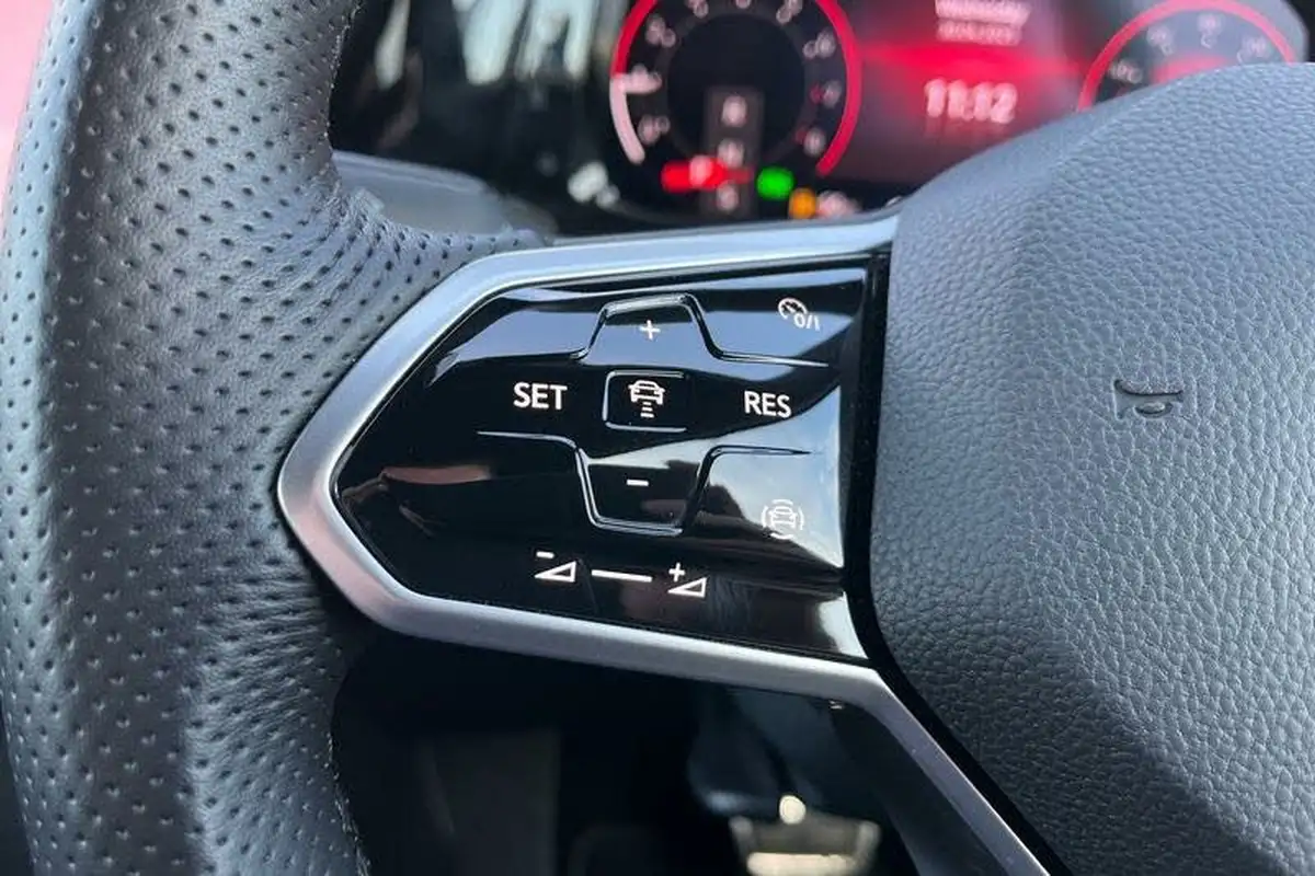 2022-volkswagen-golf-15-etsi-r-line-150ps-hatchback-big-33