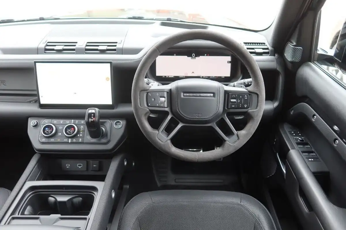 2022-land-rover-110-defender-50-p525-v8-big-18
