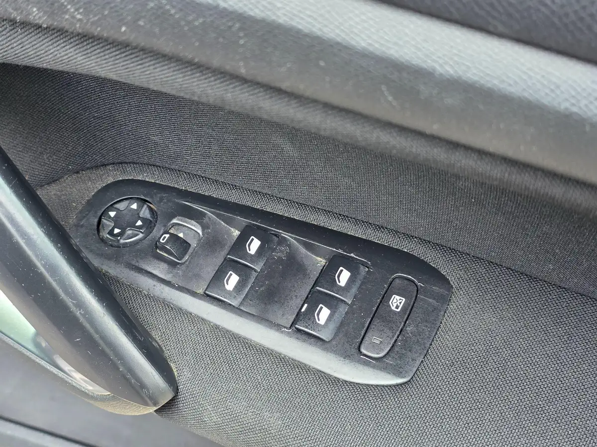 2014-peugeot-308-16hdi-active-big-18