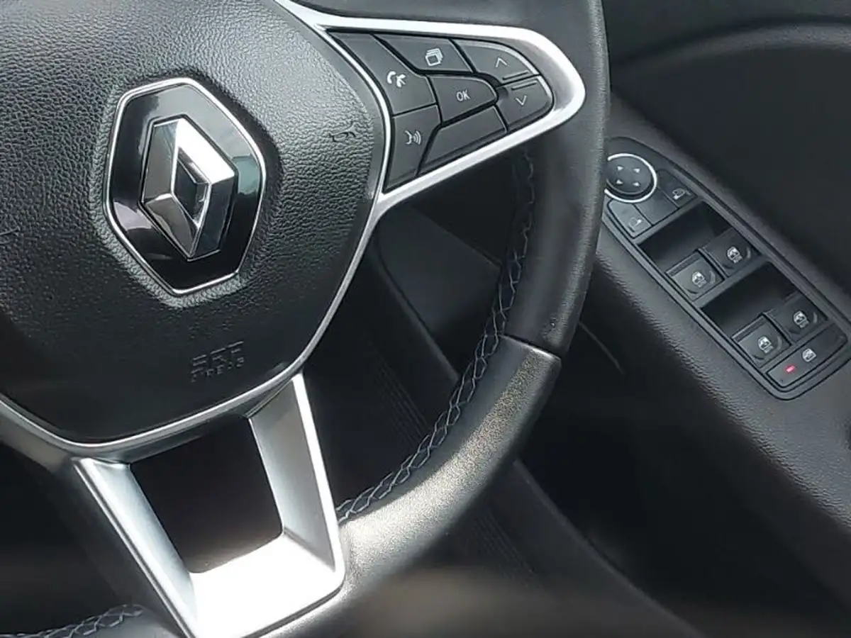 2022-renault-clio-10-tce-iconic-edition-big-9