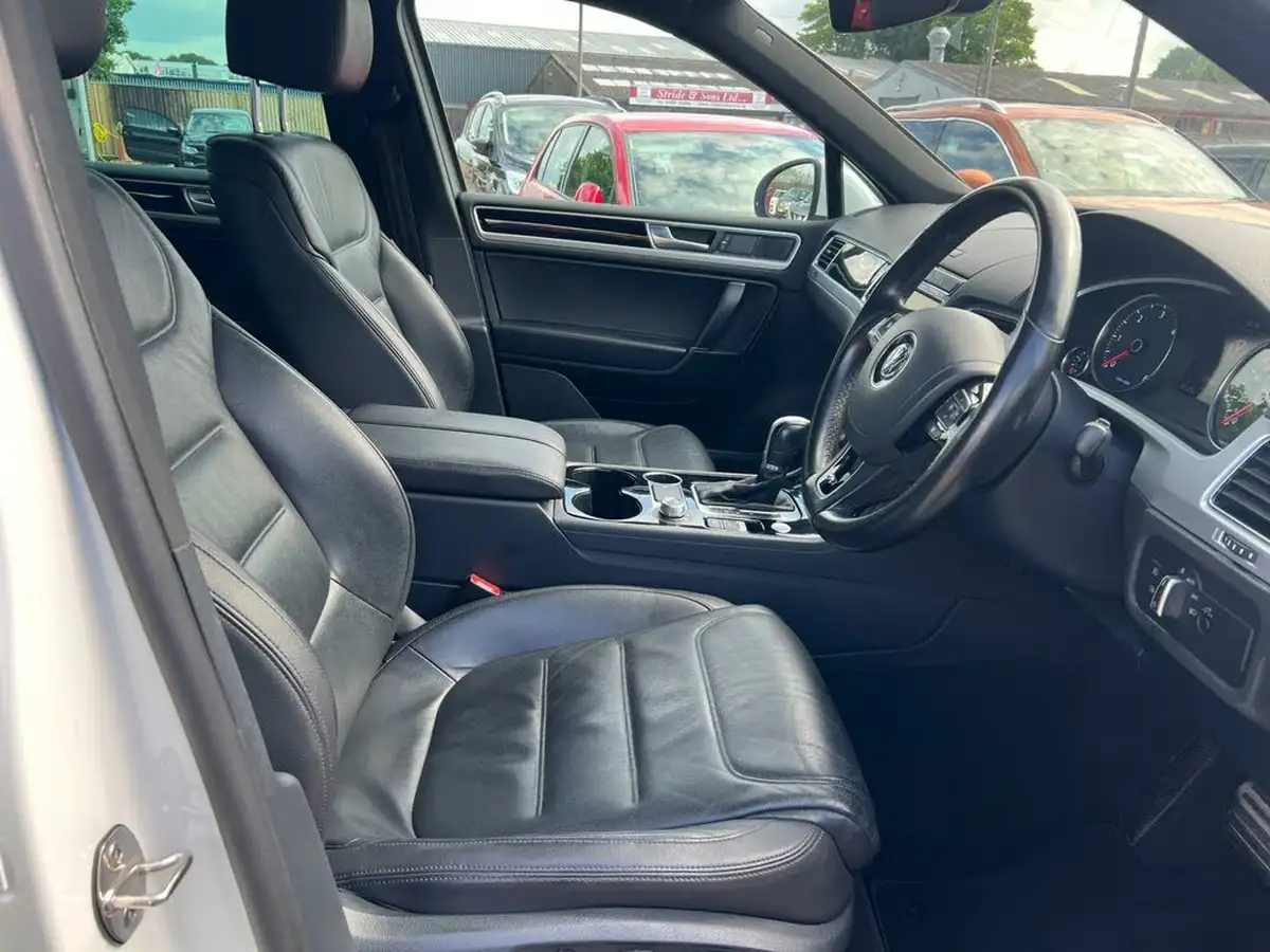 2017-volkswagen-touareg-30tdi-r-line-plus-262ps-ss-2967cc-big-12