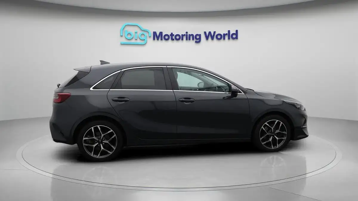 2022-kia-ceed-15-t-gdi-3-hatchback-big-8