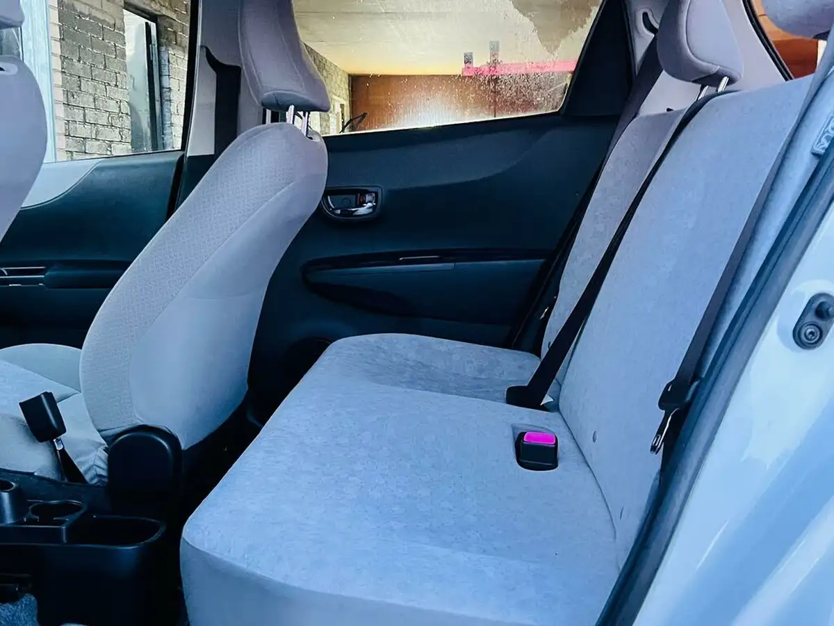2011-toyota-yaris-big-16