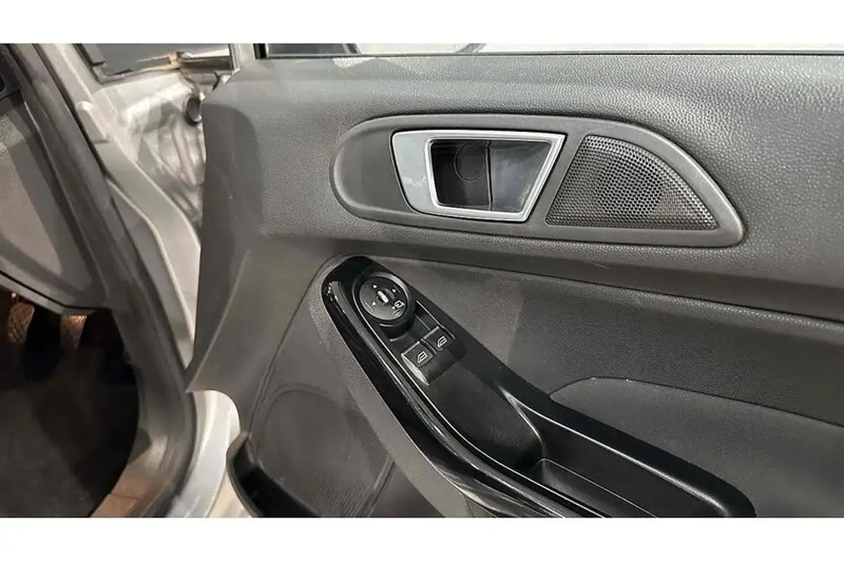 2014-ford-fiesta-125-zetec-5d-big-24