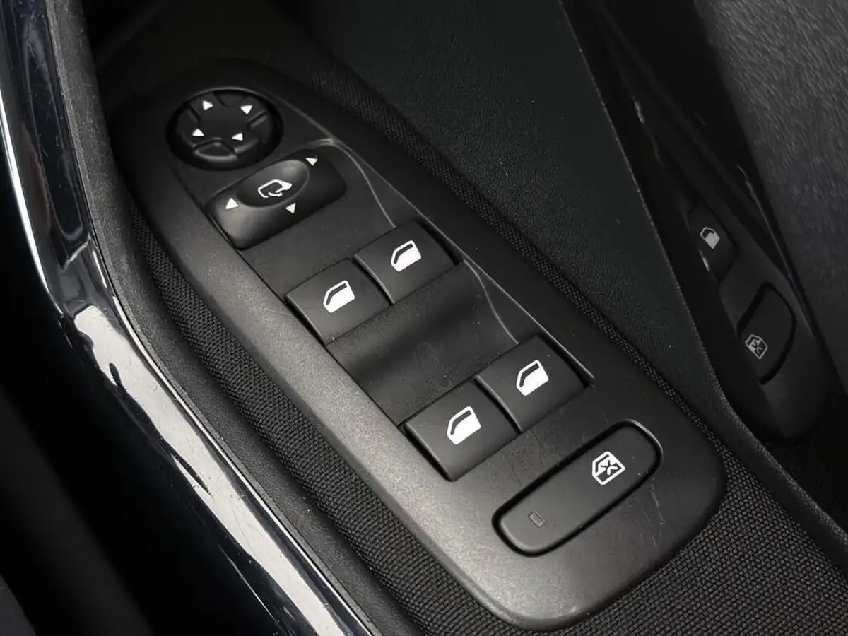 2019-peugeot-208-12-puretech-tech-edition-82bhp-big-21