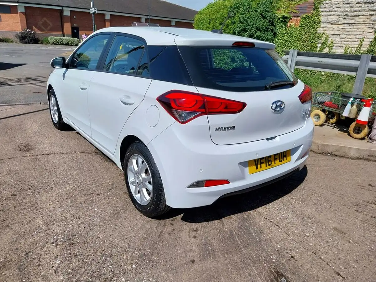 2016-hyundai-i20-12-se-hatchback-5d-big-3
