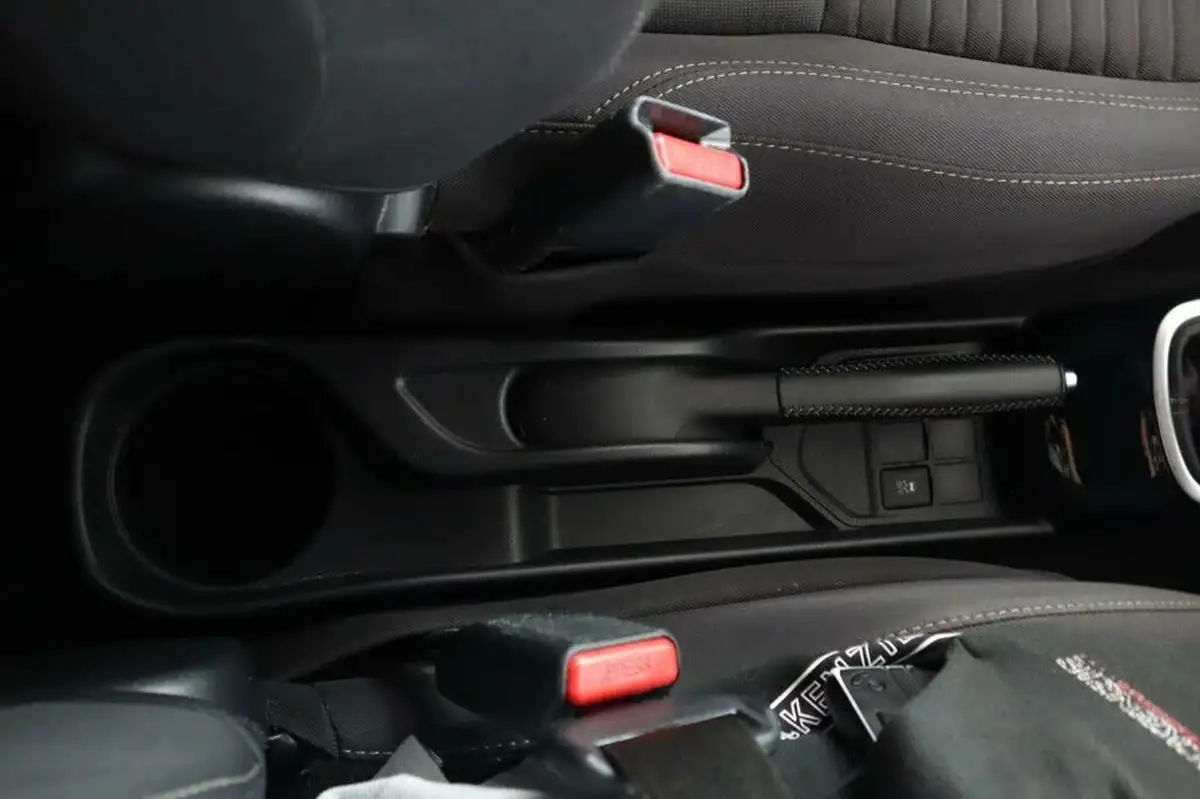2016-toyota-yaris-133-design-big-27