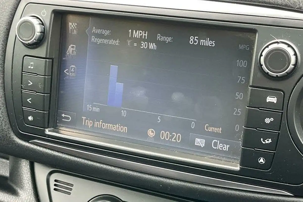 2016-toyota-yaris-15-vvt-i-orange-edition-hybrid-big-25