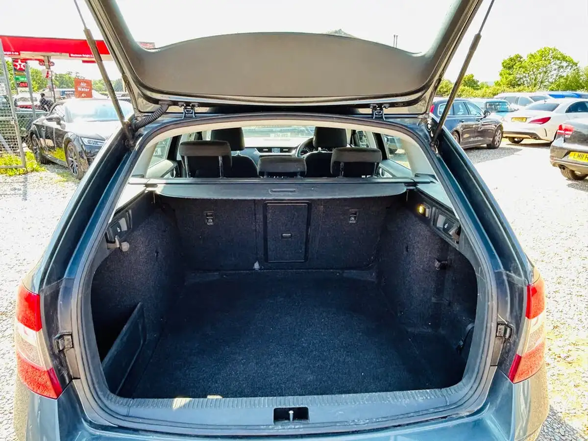 2019-skoda-octavia-16tdi-se-technology-estate-big-11