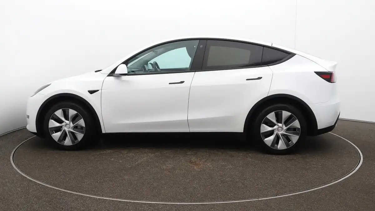 2022-tesla-model-y-e-long-range-big-56