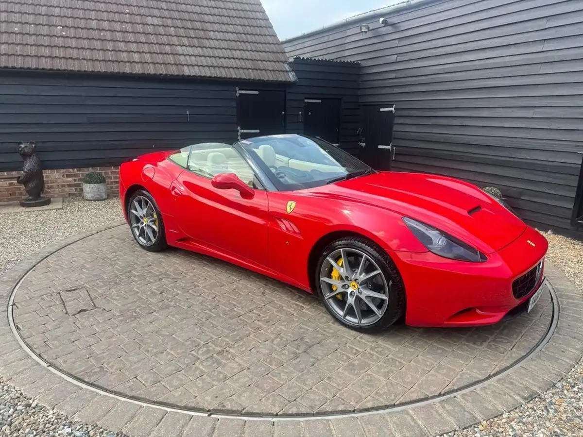2010-ferrari-california-43-big-42