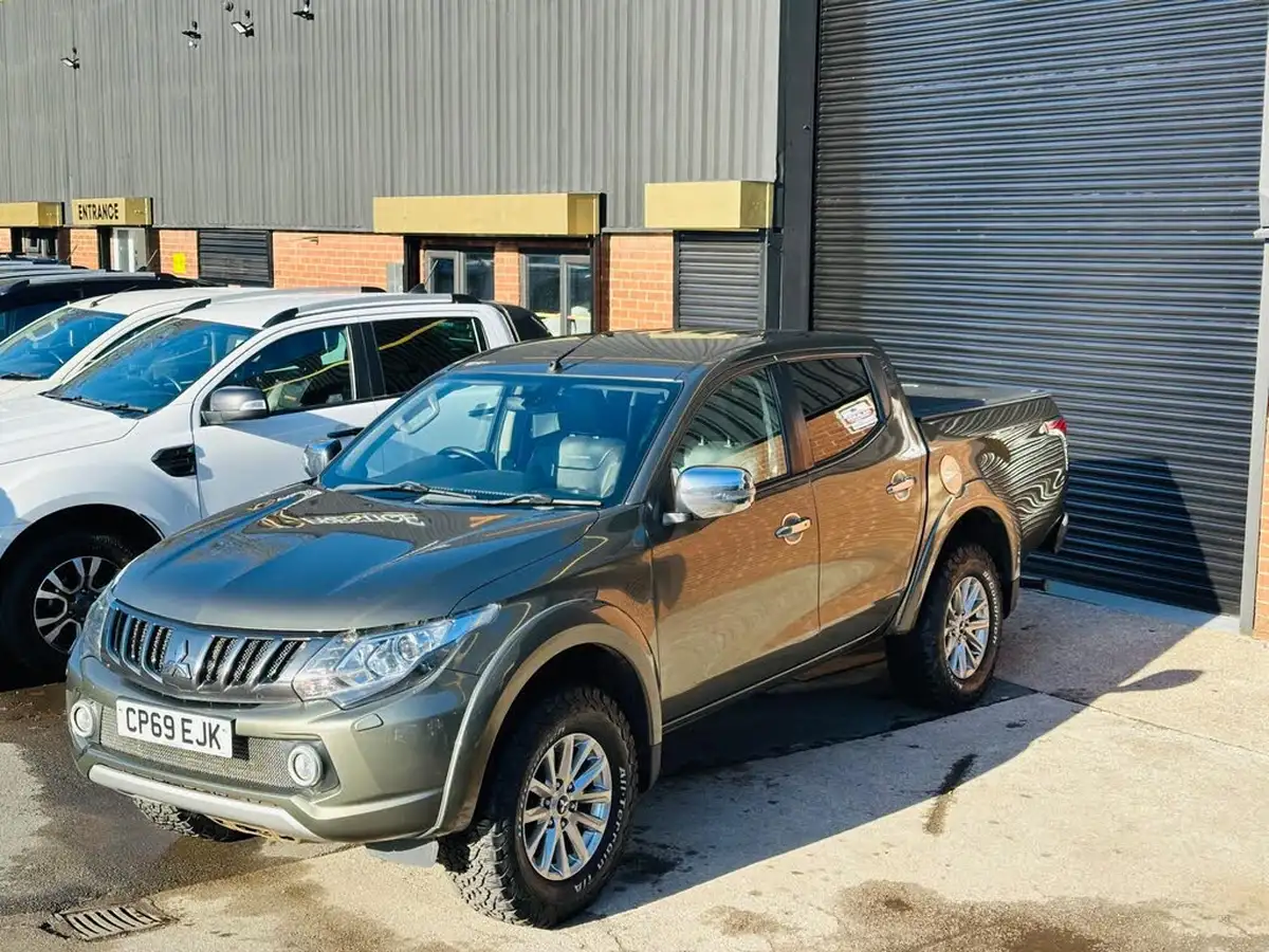 2019-mitsubishi-l200-24di-d-barbarian-eu6-big-24
