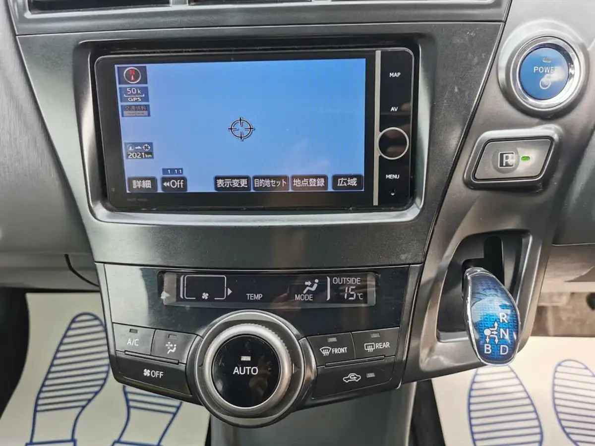2013-toyota-prius-big-35