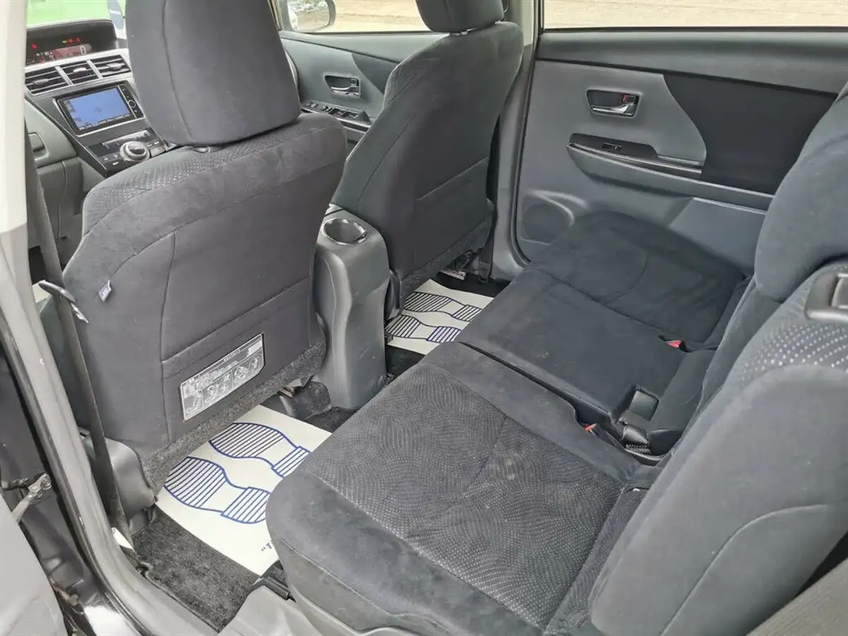 2013-toyota-prius-big-11