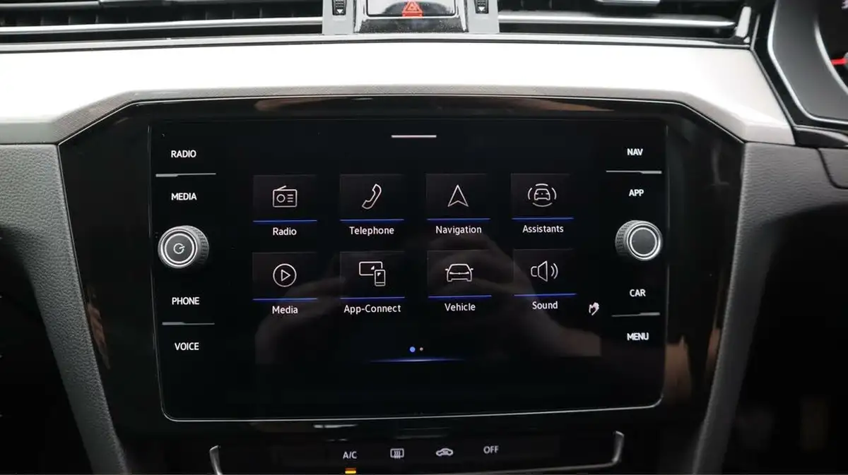 2022-volkswagen-passat-20tdi-se-nav-150ps-estate-5d-big-11
