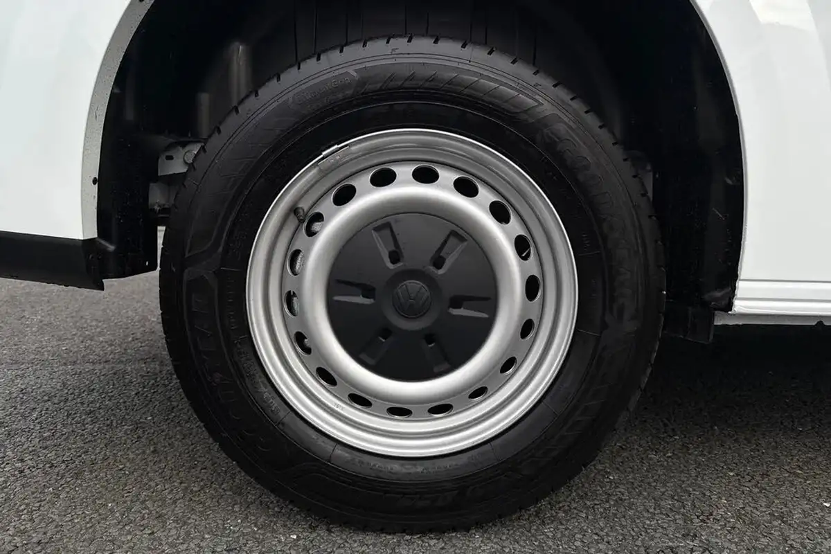 2025-volkswagen-transporter-20tdi-t30-commerce-plus-bmt-swb-150pseu6e-big-9