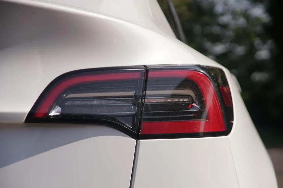 2022-tesla-model-y-e-long-range-big-38
