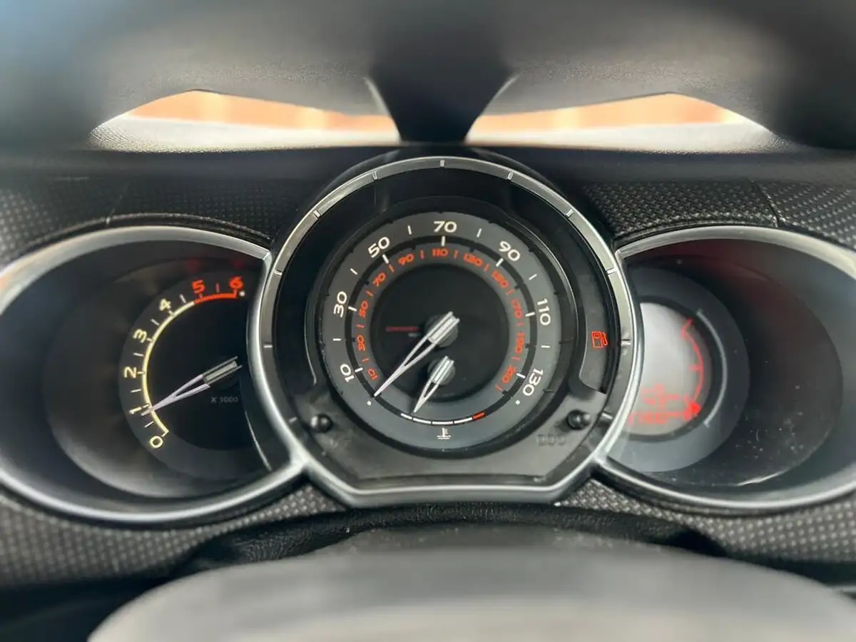 2011-citroen-ds3-16e-hdi-dsport-plus-big-28