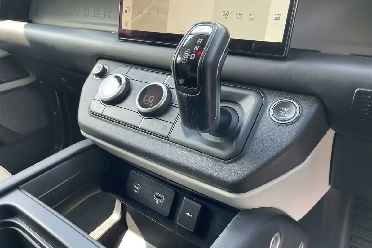 2022-land-rover-110-defender-30-d300-hse-big-19