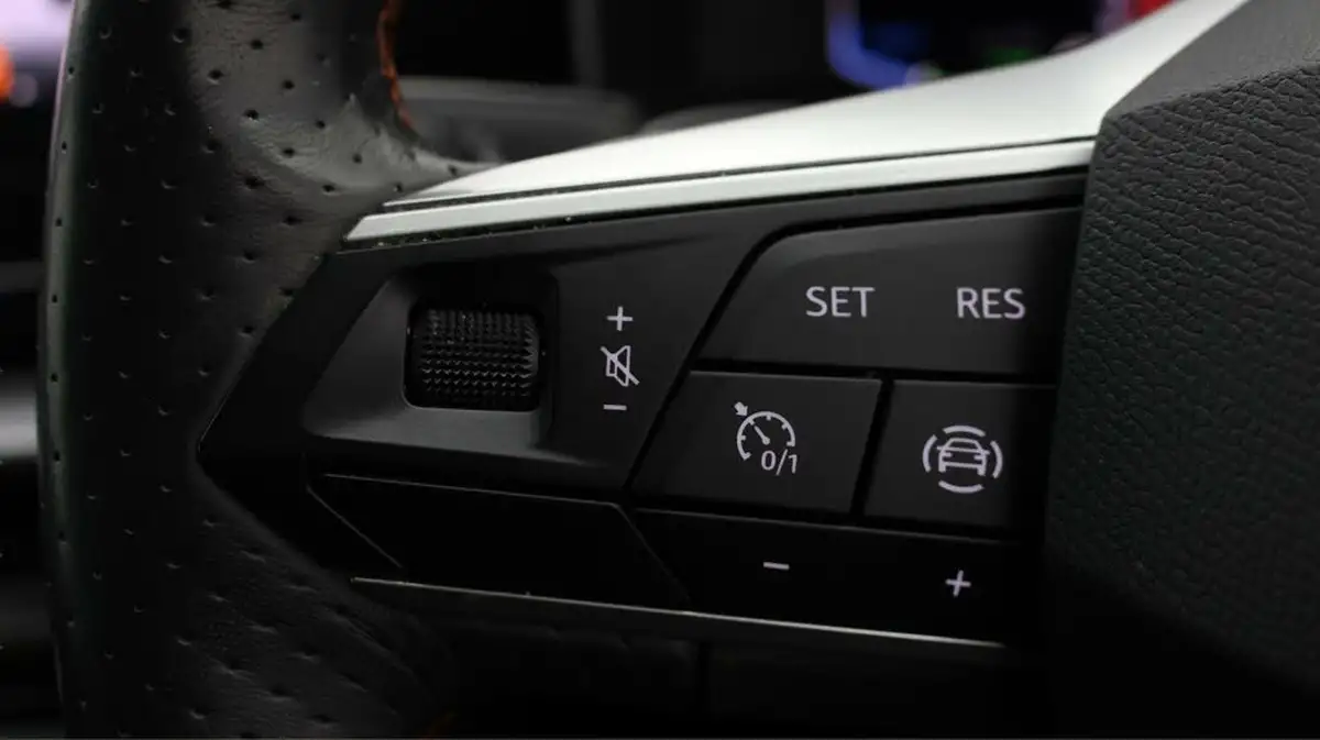 2020-seat-leon-14-e-hybrid-fr-hatchback-big-21