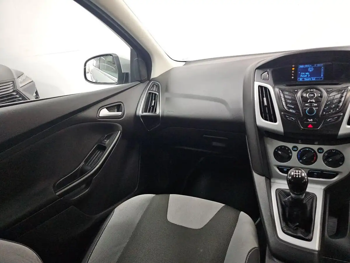 2012-ford-focus-10-zetec-100ps-hatchback-big-21