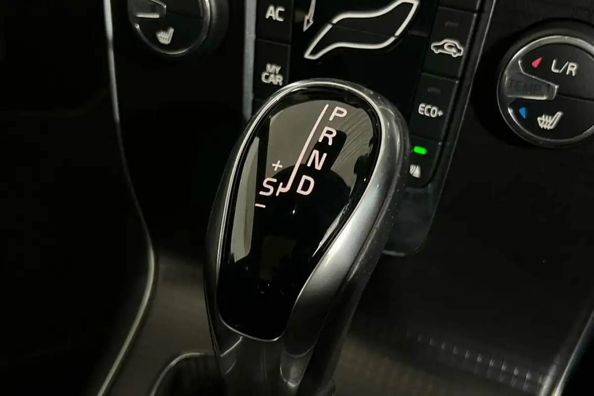 2018-volvo-v40-15-t3-r-design-nav-plus-big-34