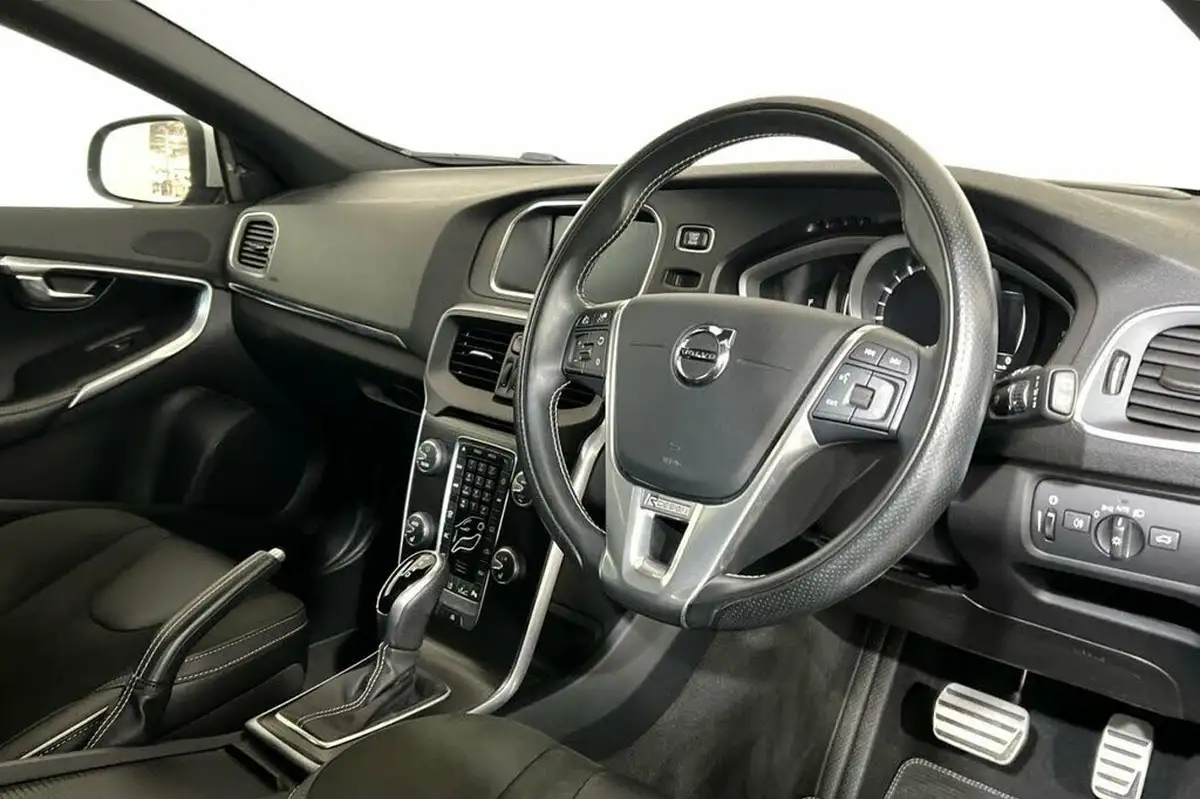 2018-volvo-v40-15-t3-r-design-nav-plus-big-7