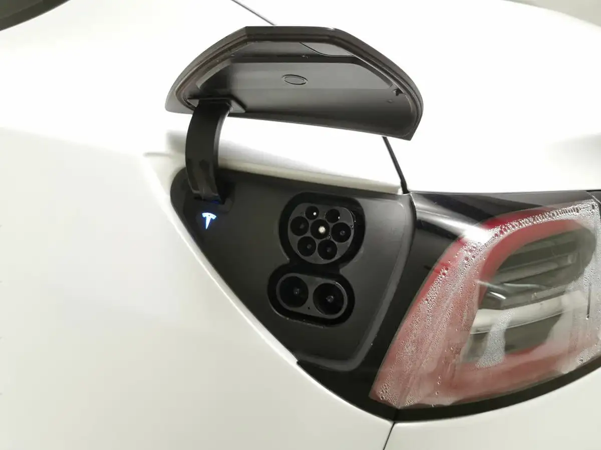 2021-tesla-model-3-e-long-range-4x4-big-40
