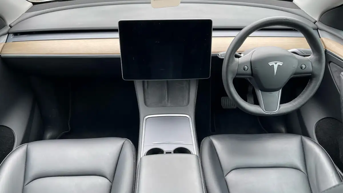 2022-tesla-model-y-e-long-range-big-10