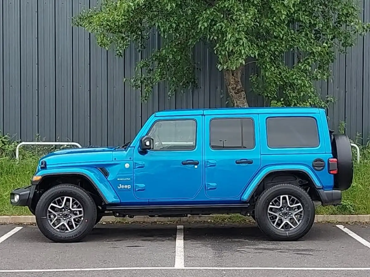 2025-jeep-wrangler-20-gme-sahara-big-3