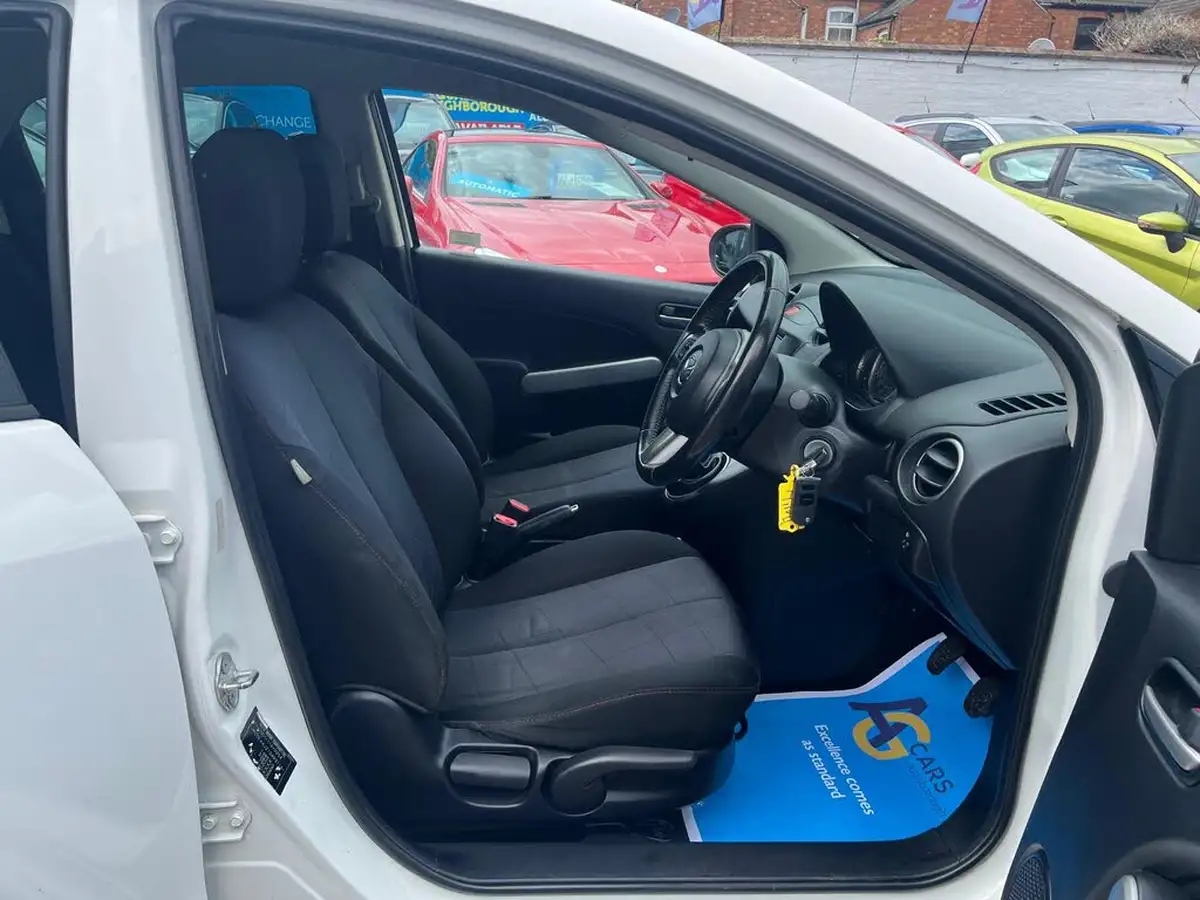 2013-mazda-mazda2-13-venture-big-24