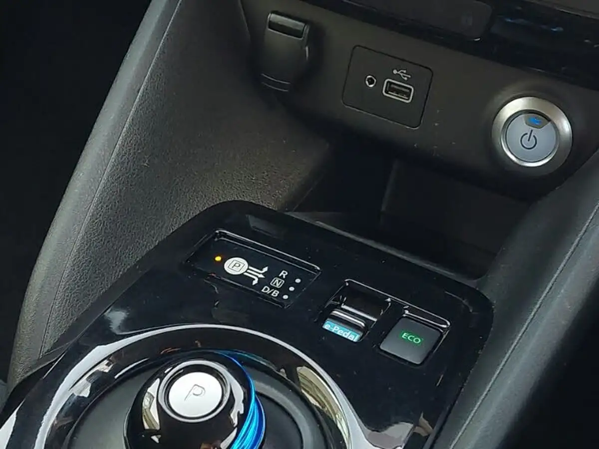 2020-nissan-leaf-e-acenta-big-16