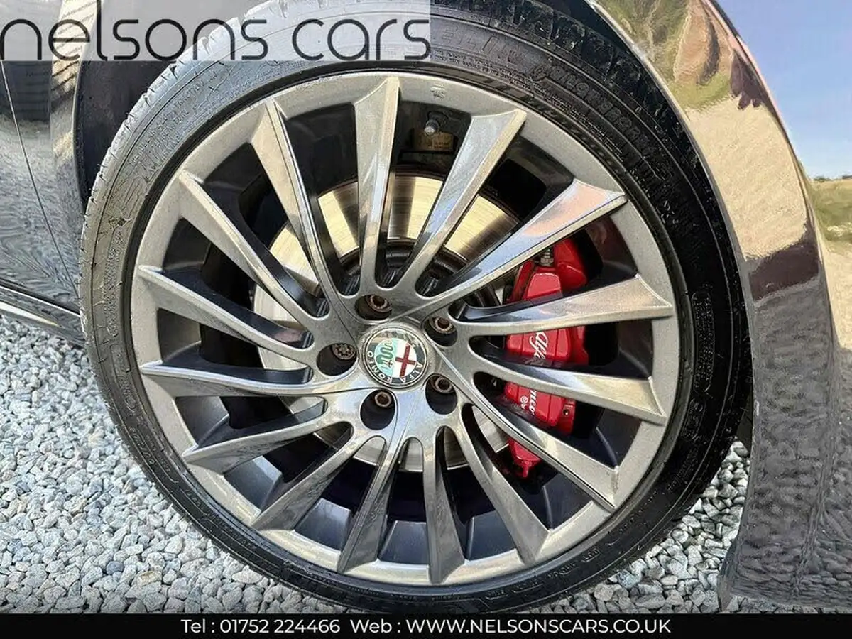 2013-alfa-romeo-giulietta-18-1750-tbi-cloverleaf-big-3
