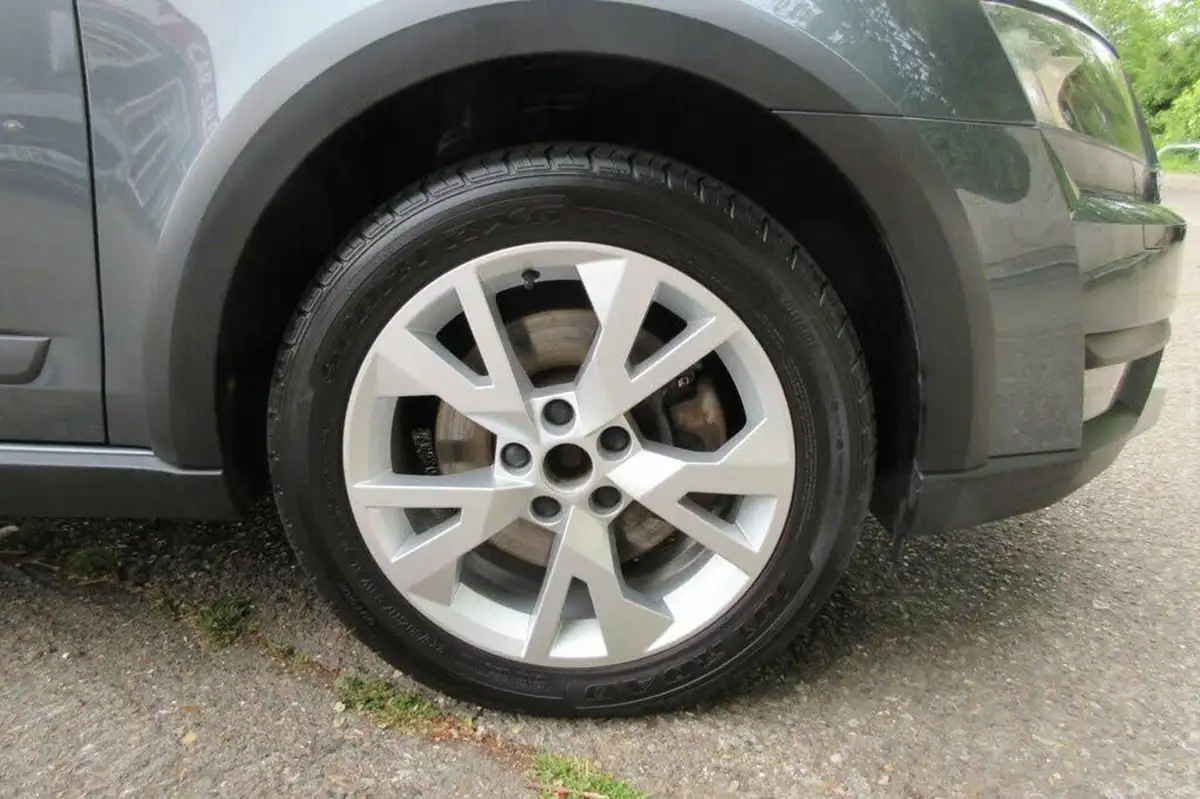 2014-skoda-octavia-20tdi-scout-184ps-dsg-big-13