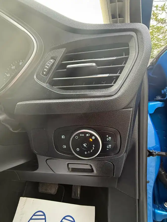 2018-ford-focus-15-titanium-estate-auto-big-32