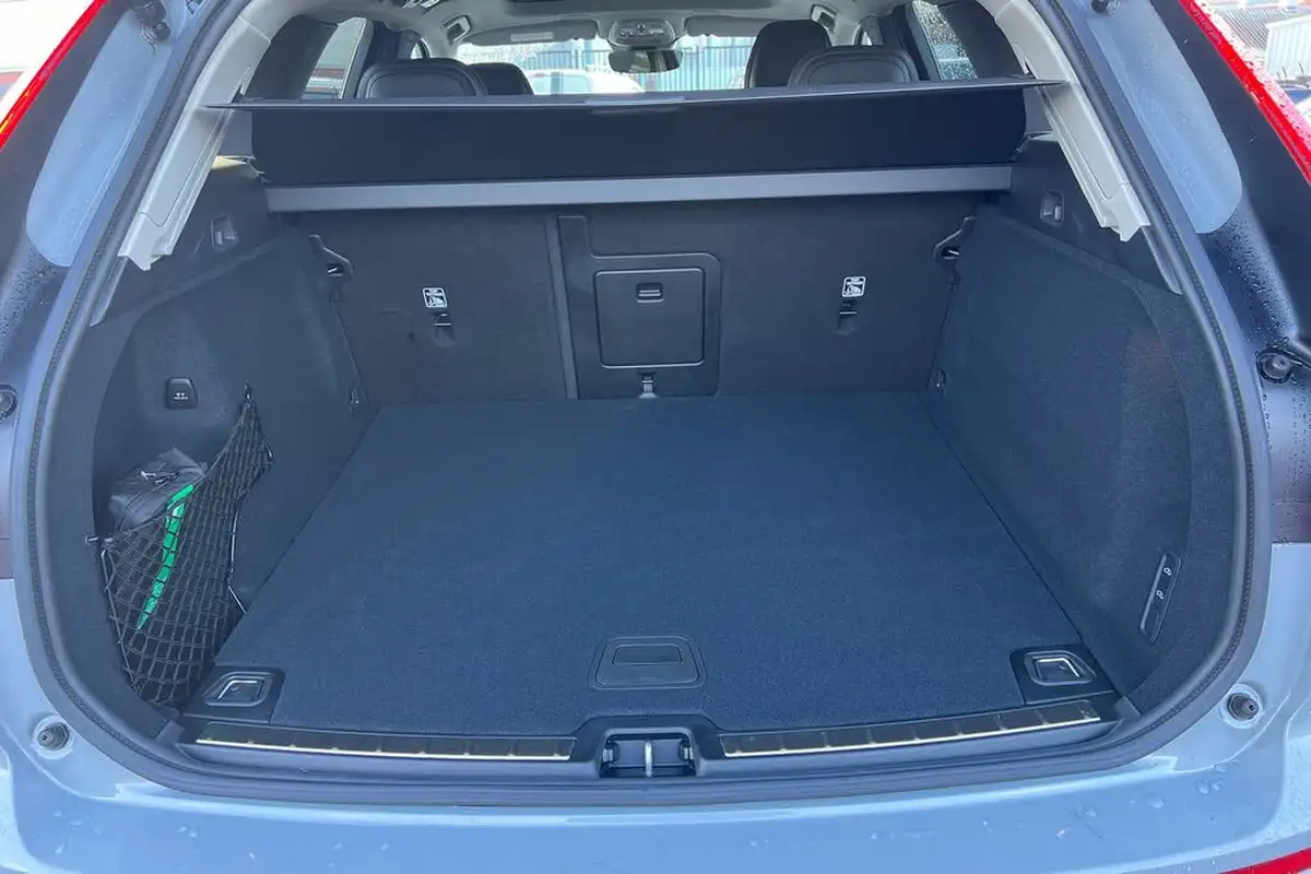 2024-volvo-xc60-20-b5-ultra-dark-big-7
