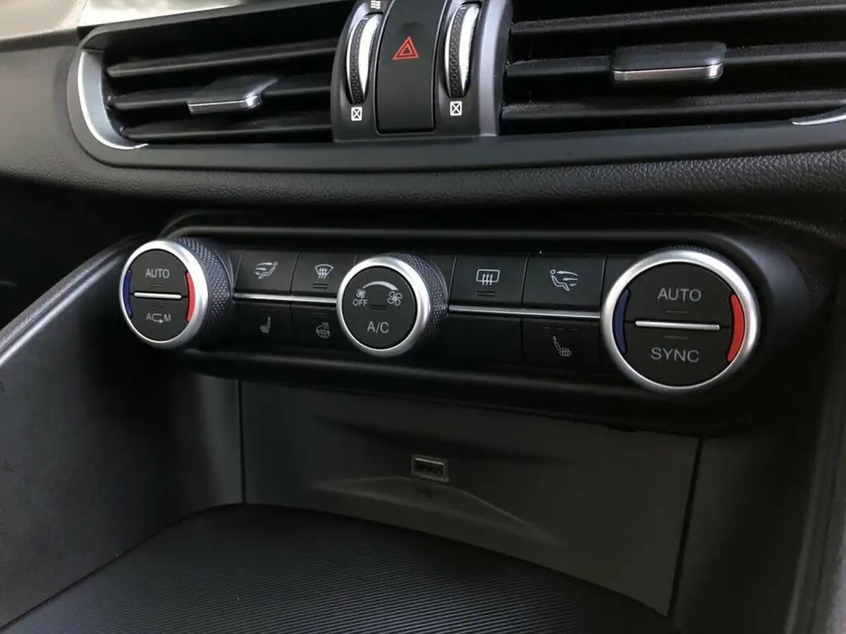 2020-alfa-romeo-giulia-20-veloce-276bhp-dap-big-54