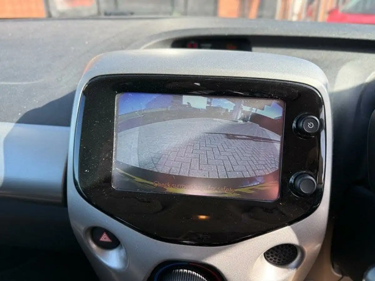2015-toyota-aygo-10-vvt-i-x-play-5d-big-15