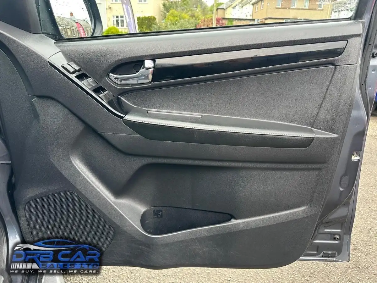 2019-isuzu-d-max-19td-blade-auto-big-32