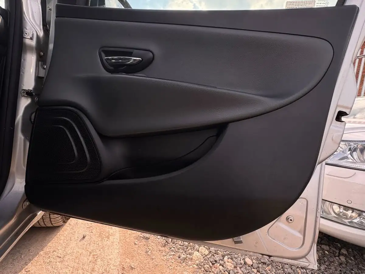 2011-chrysler-ypsilon-12-s-big-10