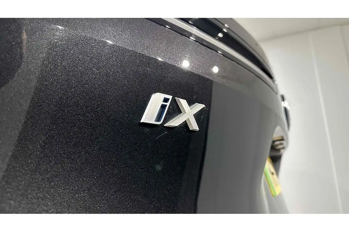 2022-bmw-ix-e-xdrive-40-m-sport-edition-big-11